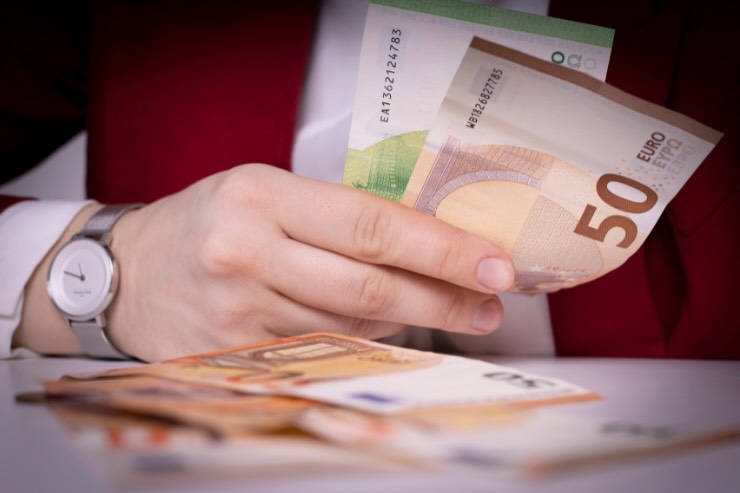 mano con banconote euro