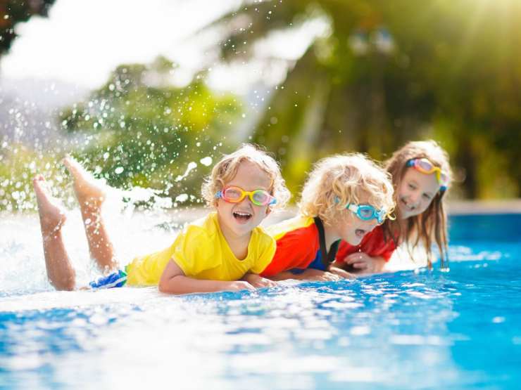 bambini in piscina con. occhialetti