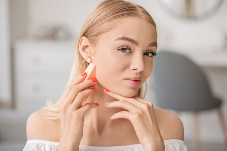 Ragazza con spugnetta vicino il viso