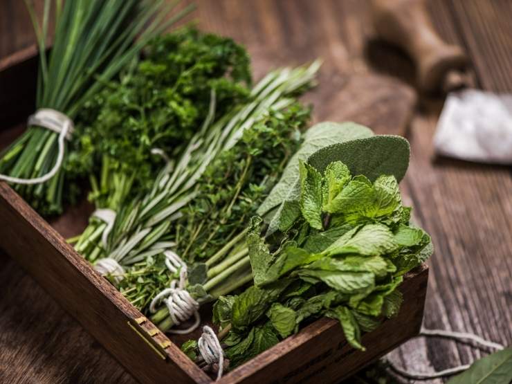 erbe aromatiche in mazzetti dentro cassetta di legno