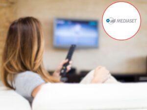 donna che guarda tv e icona mediaset