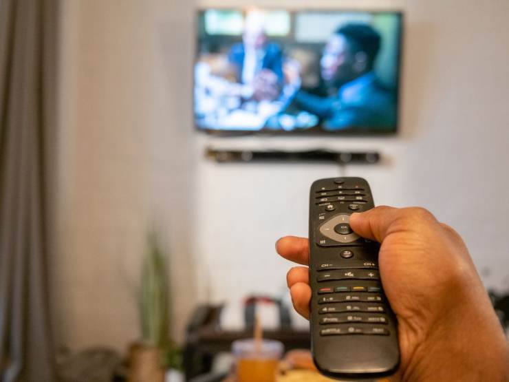 mano sul telecomando