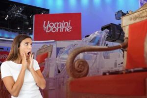 studio uomini e donne donna stupita