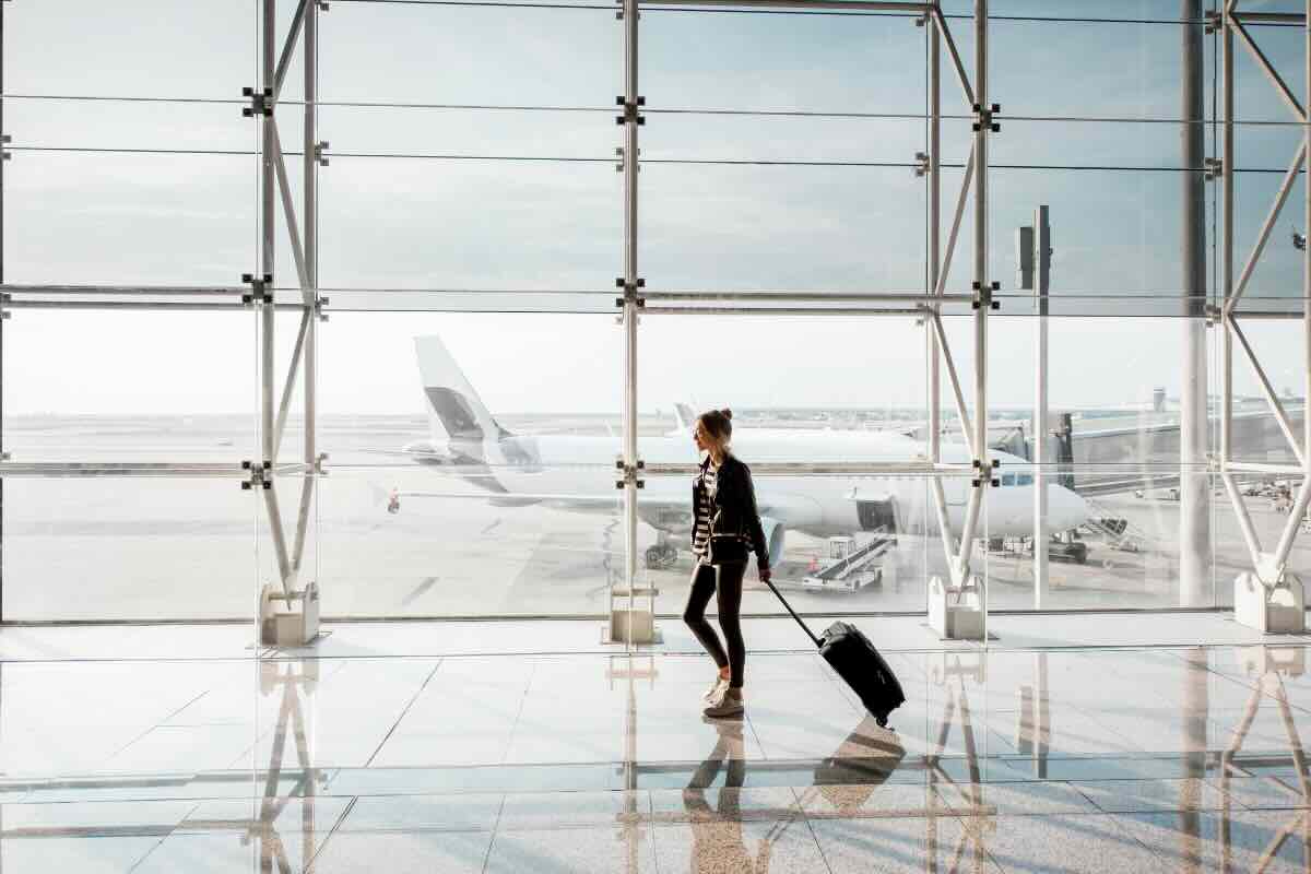 donna con valigia in aeroporto