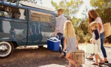 famiglia vicino a camper