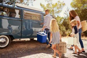 famiglia vicino a camper