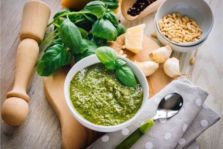 Ciotola con pesto, formaggio, aglio, basilico, pinoli