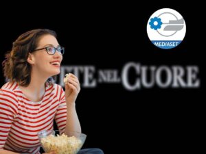 logo la notte nel cuore, donna che guarda tv con pop corn e logo mediaset