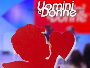 uomini e donne logo angelo con cuore